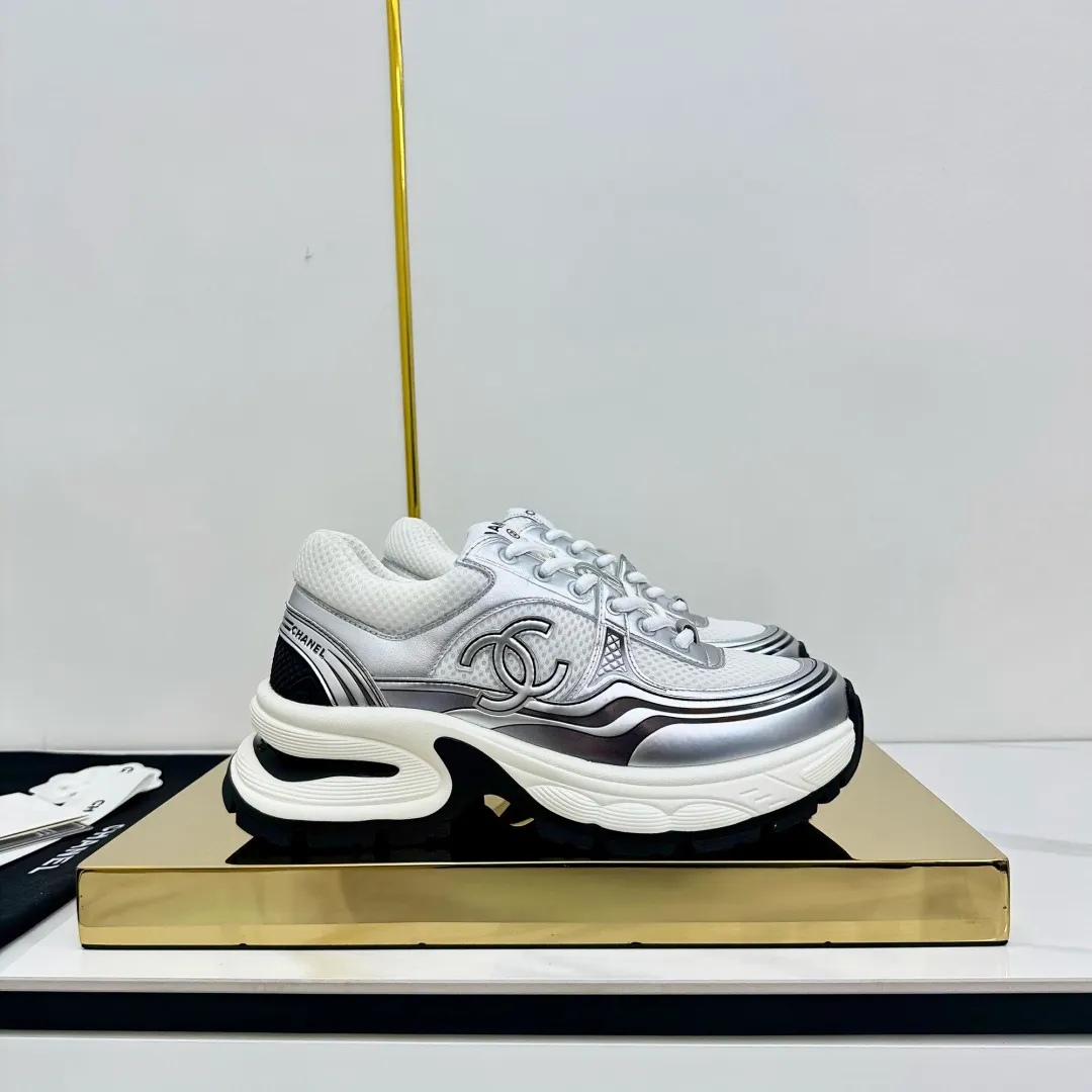 👟👟Ex-factory price 680👟👟 Upgraded version, upgraded version, upgraded version! No rebuttal accepted! ! ! ! Chanel Chanel panda shoes! 2025 counter's top casual sports shoes. This classic design; the upper is electro-embroidered with a variety of techniques; the outsole is fashionable and sporty; the unusual inclusion of a variety of color matching elements... The diversified mix and match is very good-looking and versatile, and can be used for leisure, fashion, sports, and outdoor... ꫛꫀꪝ Go➫ Materials: ❶Upper made of: original imported first-layer silk cowhide + original waterproof cloth + original first-layer cowhide ❷Inner lining: Original Yangli+Net ❸Outsole based on: Original TPU combination outsole Counter boutique packaging complete set for women 35–41 👉 👉 👉 👉